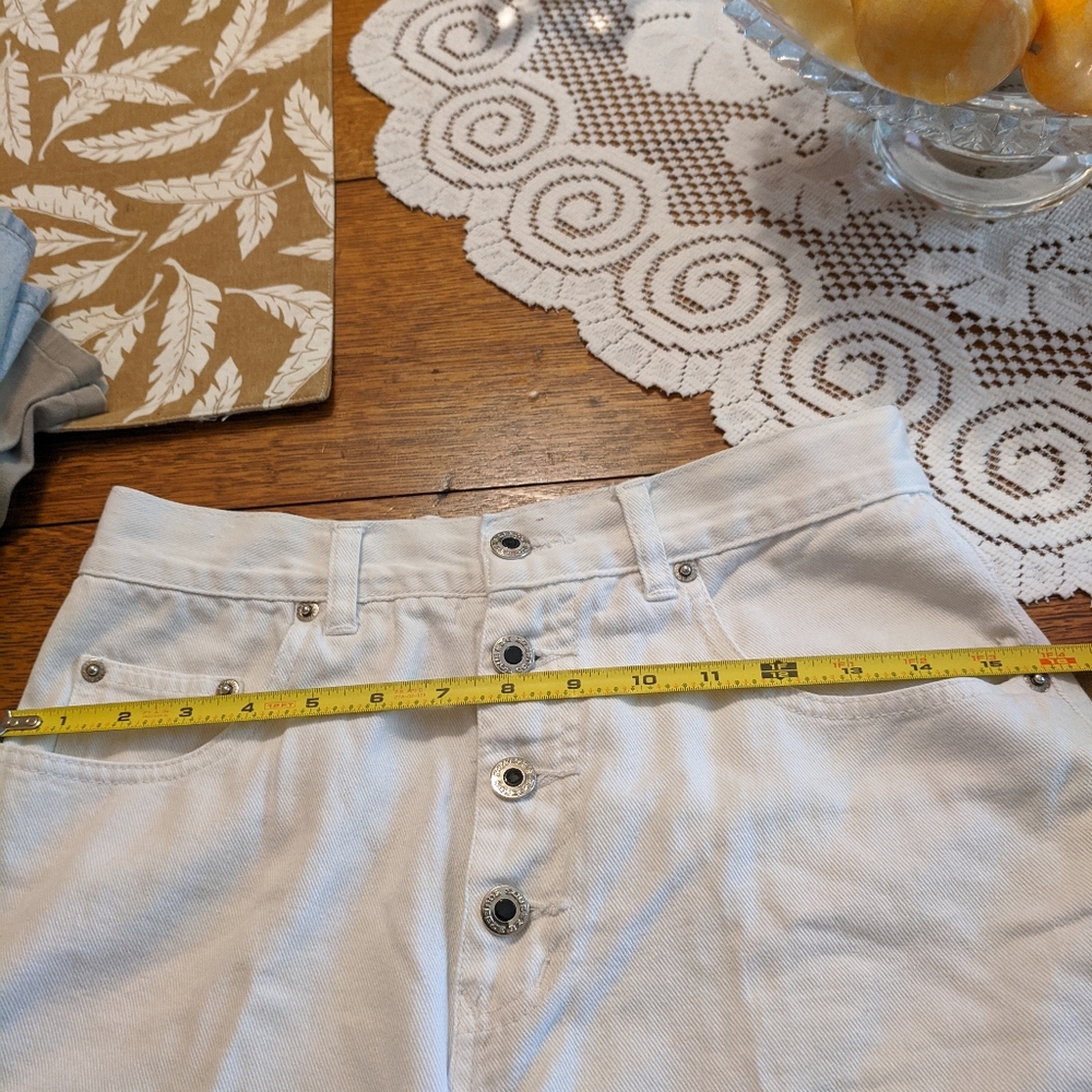 Women's white denim cuffed button up shorts - Picture 5 of 5